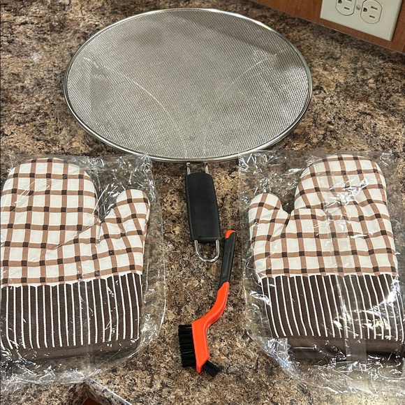 Lothing and Stove Other - NWT Oven Mitts Set Brown & White Checkered  w/Splatter Screen and Cleaning Brush